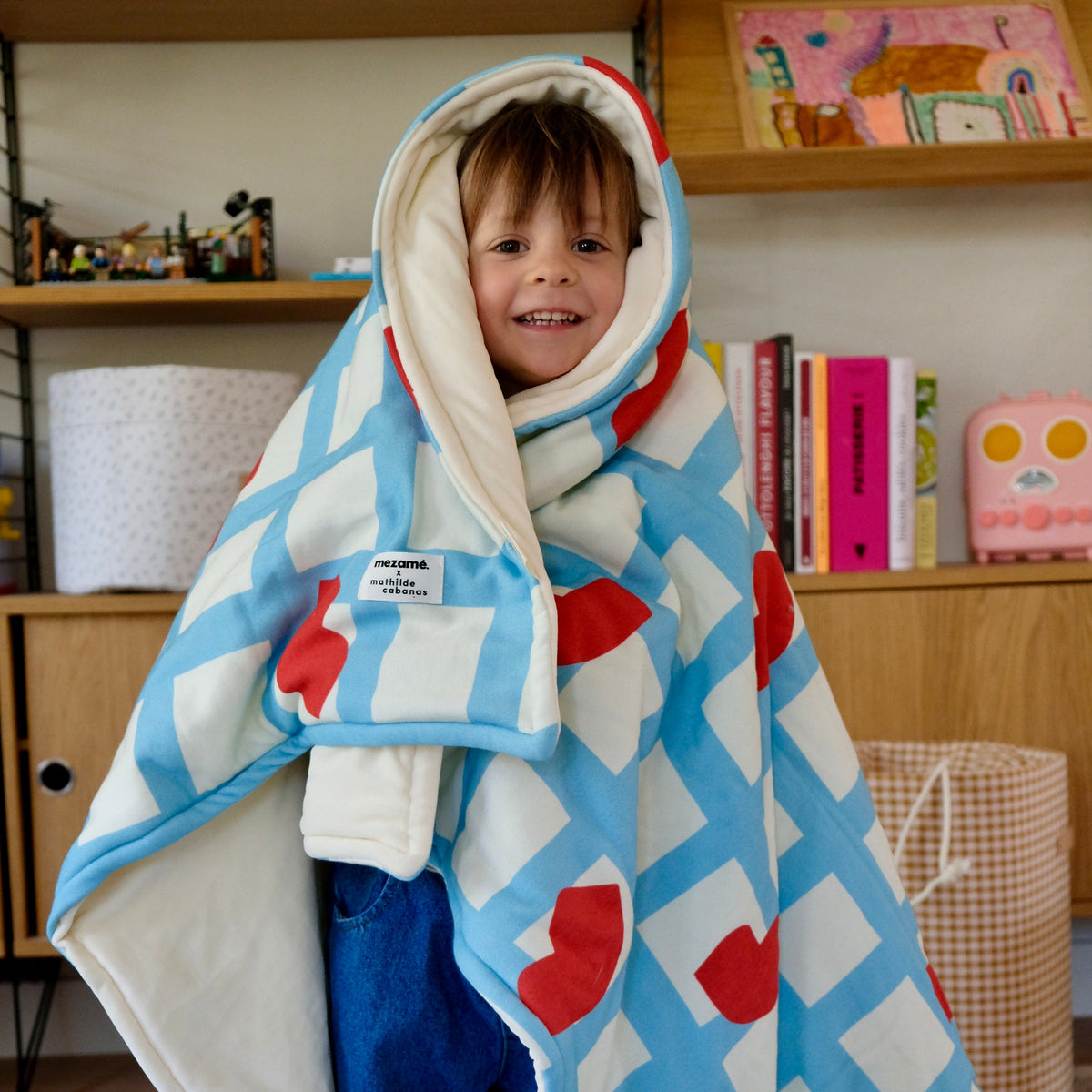 super soft cosy fleece-effect blanket collab mathilde cabanas kisses lips 