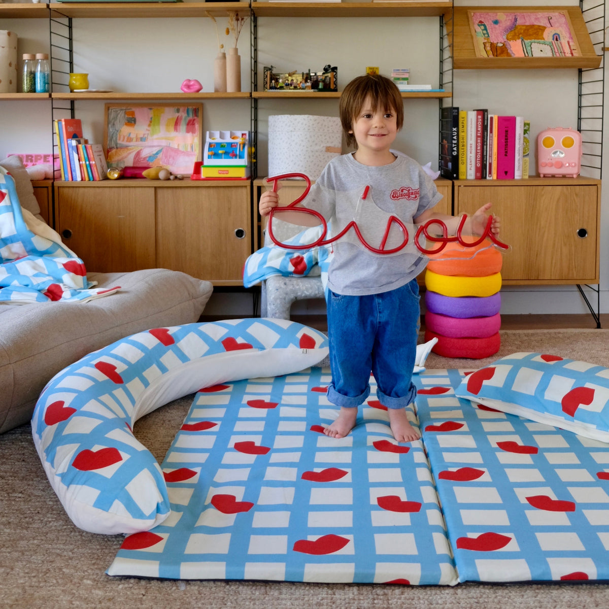 tapis d eveil motricite et jeux bébé enfants confort modulable collab mathilde cabanas motif bisous amour bouches