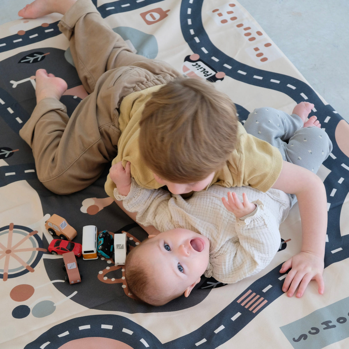 funda circuito para poner por encima de tapete de juego motricidad actividad bebé niño coches alargador