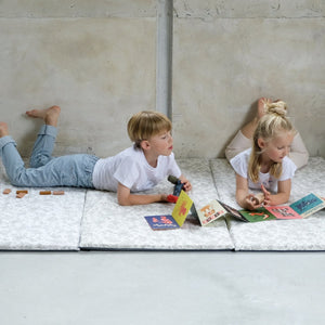 housse tapis d eveil motricite et jeux bebe enfant  collaboration tartine&chocolat coloris gris 