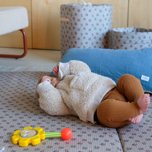 funda alfombra de juego y motricidad para bebé y niño con motivo de flores y cuadros