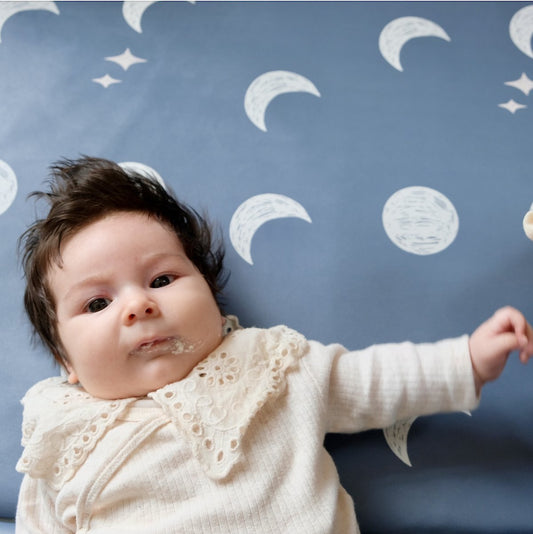 funda impermeable para alfombra de juego y psicomotricidad bebé niño 
estampado luna to the moon and back