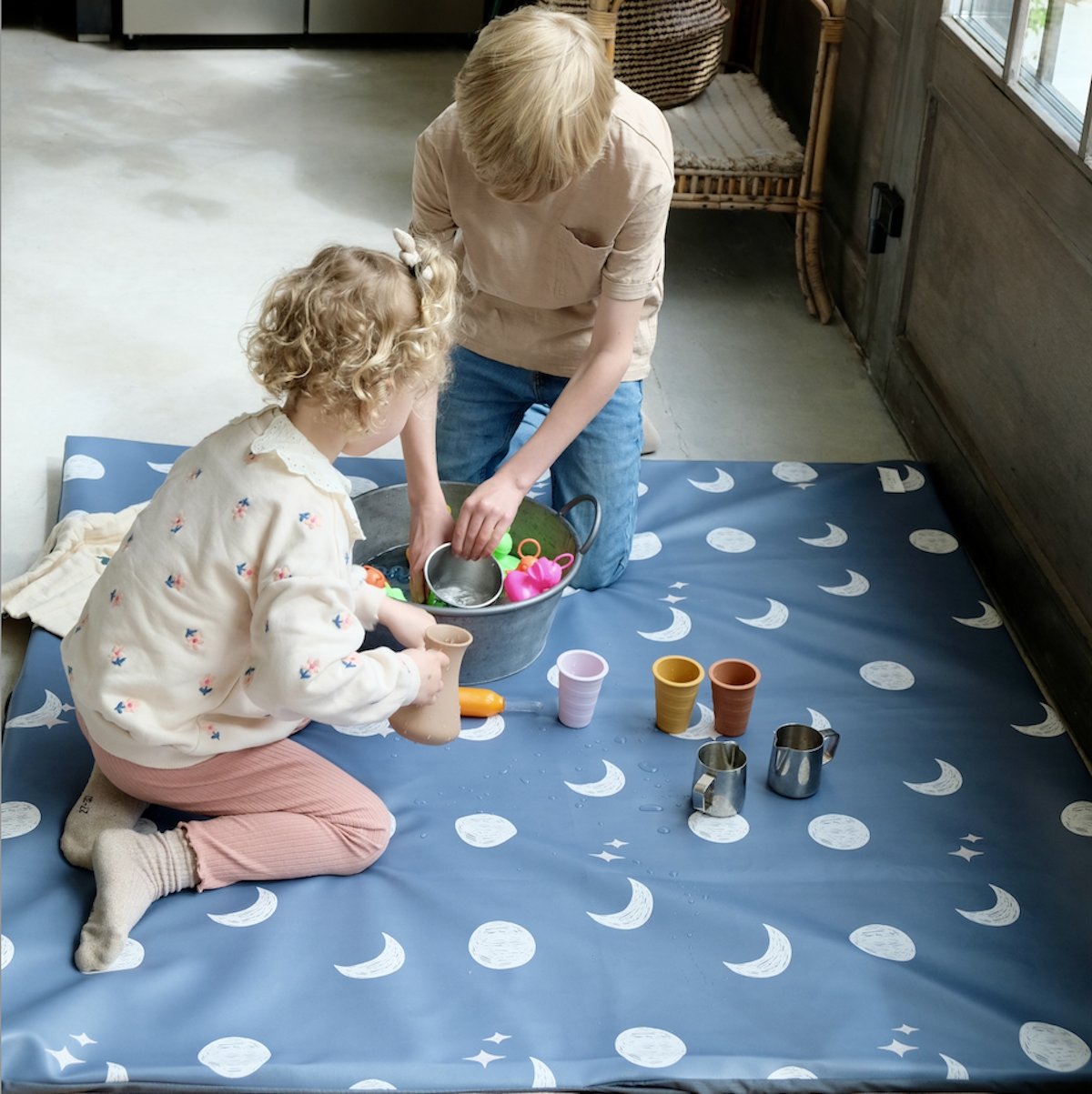 Wasserabweisender Überzug zum Überziehen für Baby- und Kinder-Spielmatte 
wasserabweisend bedruckt Mond to the moon
