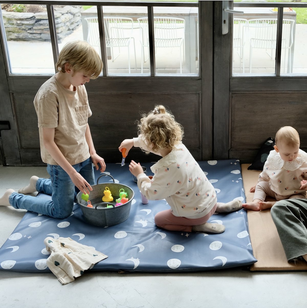 Wasserdichter Schonbezug für Krabbel-, Motorik- und Spielmatte für Babys und Kinder
Wasserdicht mit blauem Mondprint To the Moon
