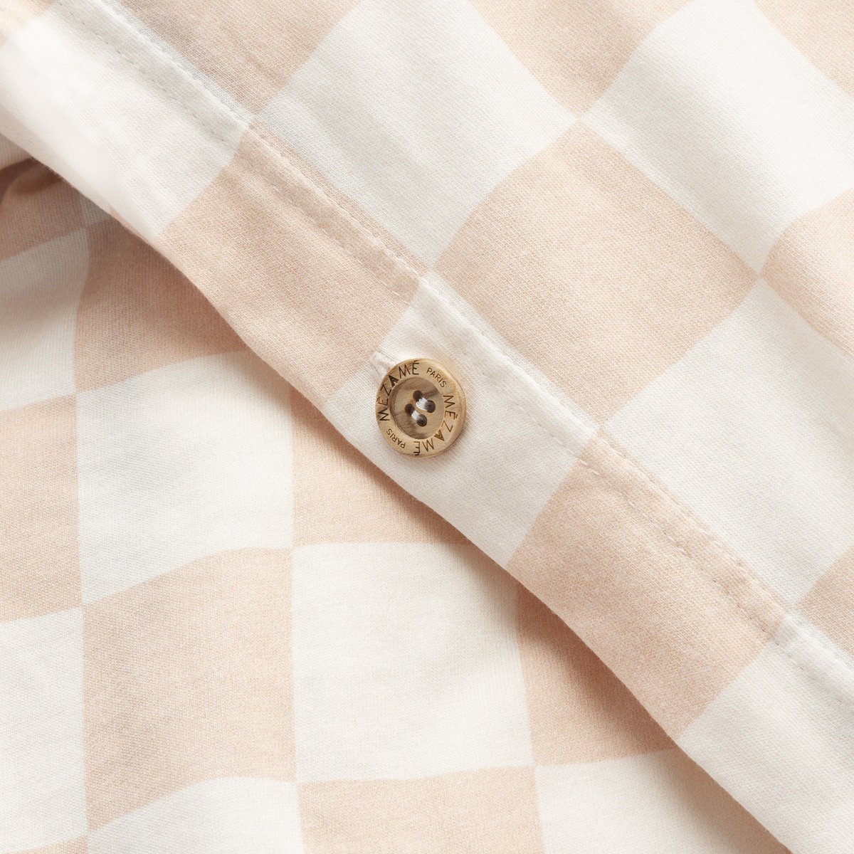 Heerlijk zacht beddengoed voor baby en kind van jersey met roze dambordprint, rits en knopen