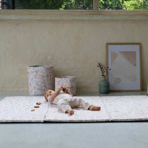 la extensión xxl gran formato alfombra de juego y psicomotricidad para bebé y niño colaboración tartine&chocolat color rosa