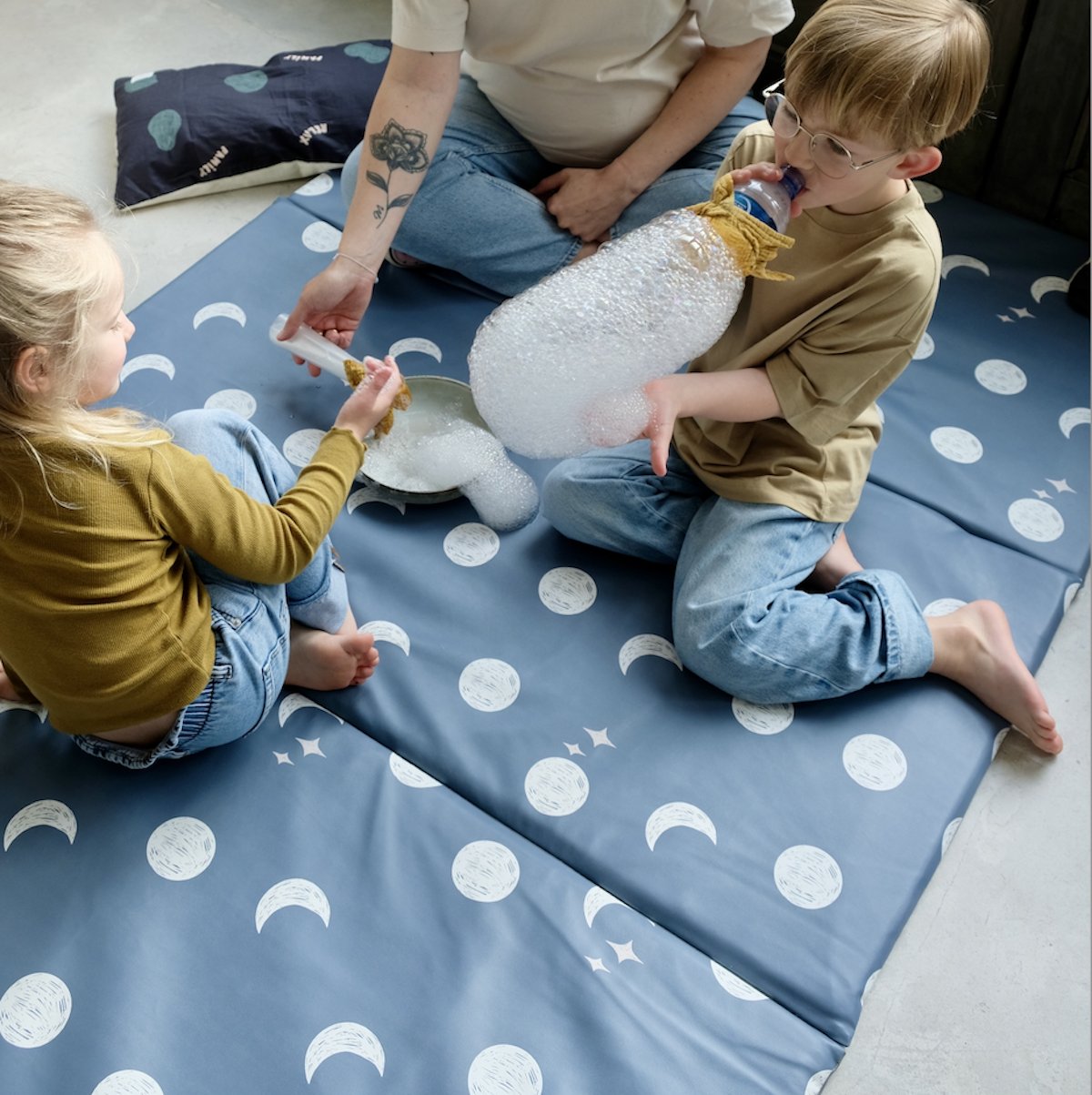 Erweiterung für Spielmatte, Motorik und Spiele für Babys und Kinder im großen XXL-Format 
wasserabweisend, Mondprint in Blau To the Moon