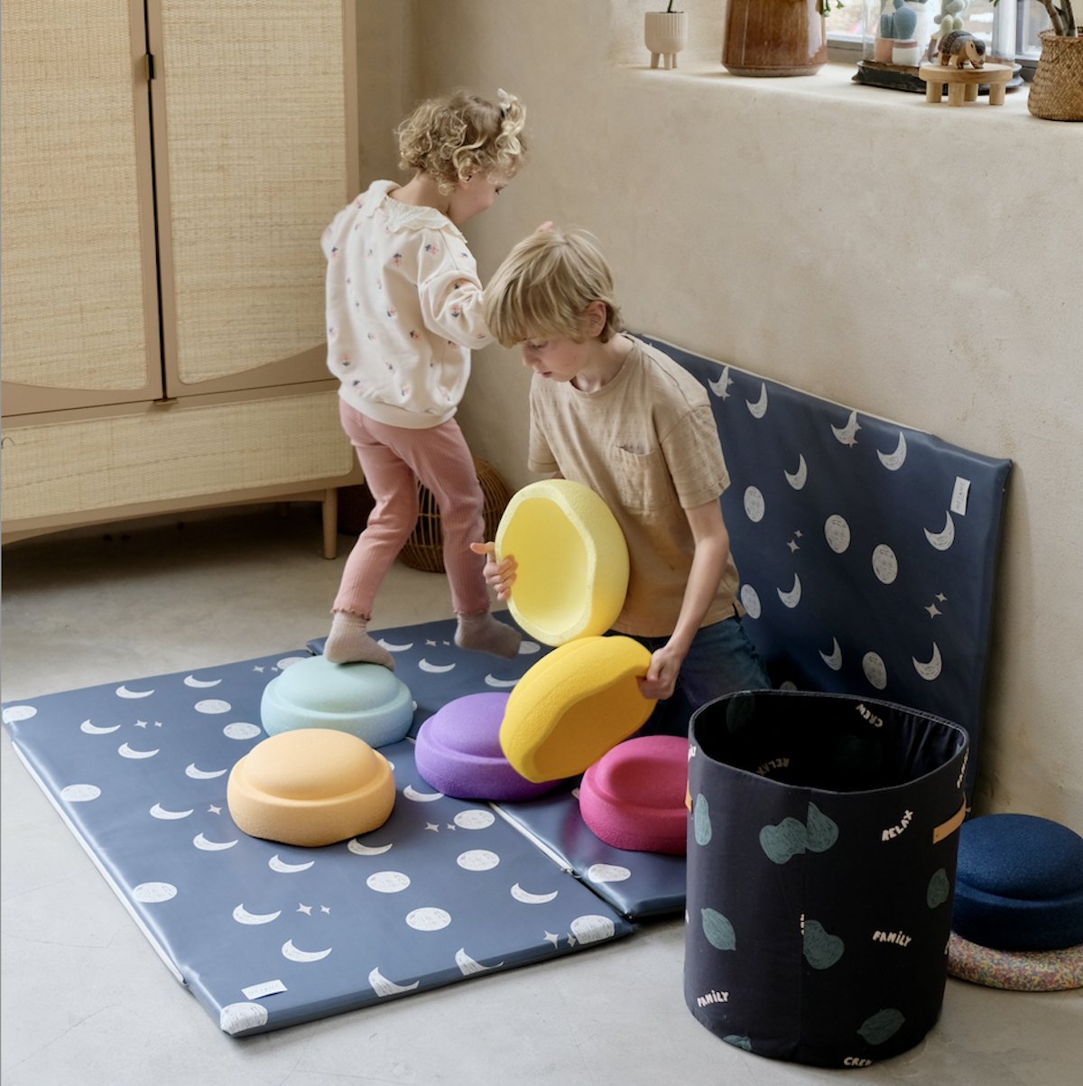 Erweiterung für Spiel- und Krabbelmatte für Babys und Kinder im großen Format 
wasserfest, bedruckt mit blauem Mond To the Moon