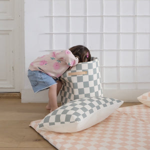 grote opbergmand voor speelgoed in de baby- en kinderkamer met groen ruitmotief
