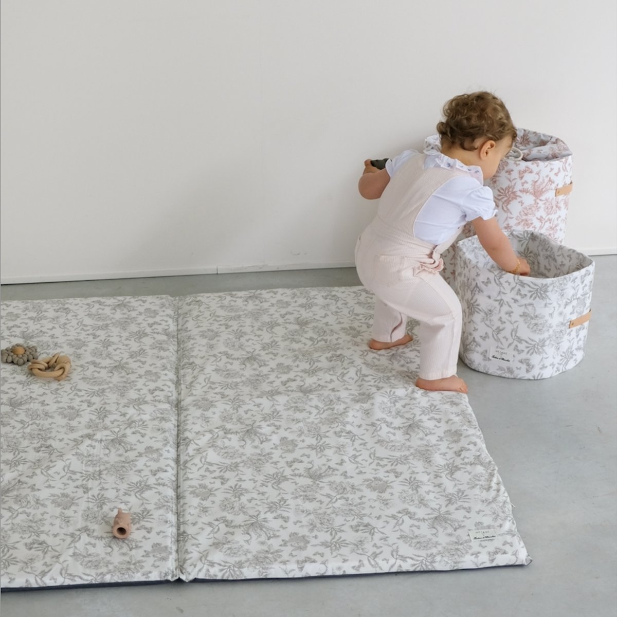 kleiner Aufbewahrungskorb für Spielzeug, Baby und Kind, Zusammenarbeit Tartine&Chocolat, Farbe Grau