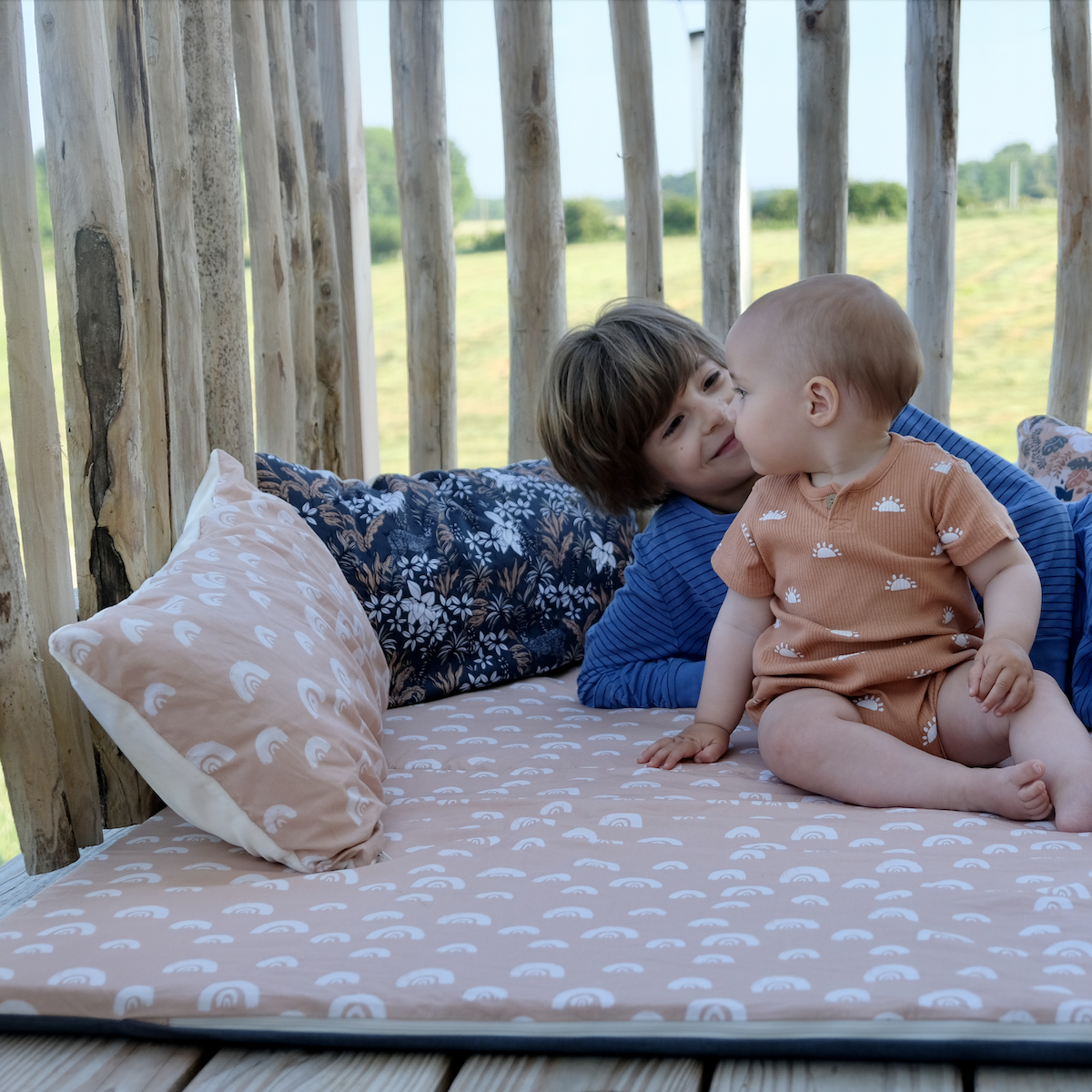 Spiel- und Bewegungsmatte für Baby und Kind mit Regenbogenmuster