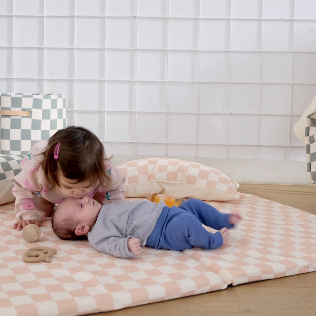 alfombra de juego y psicomotricidad bebé niño estampado damero rosa