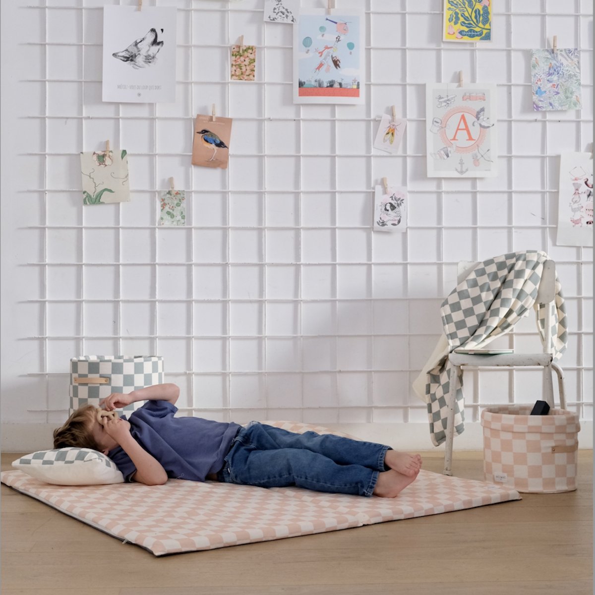 alfombra de juego y psicomotricidad bebé niño estampado damero rosa