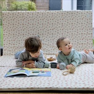 speelkleed motoriek en spel groot formaat baby kind met bloemenprint 