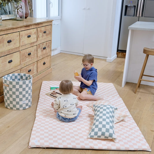 große XXL-Spiel- und Bewegungsmatte für Babys und Kinder mit rosa Karomuster