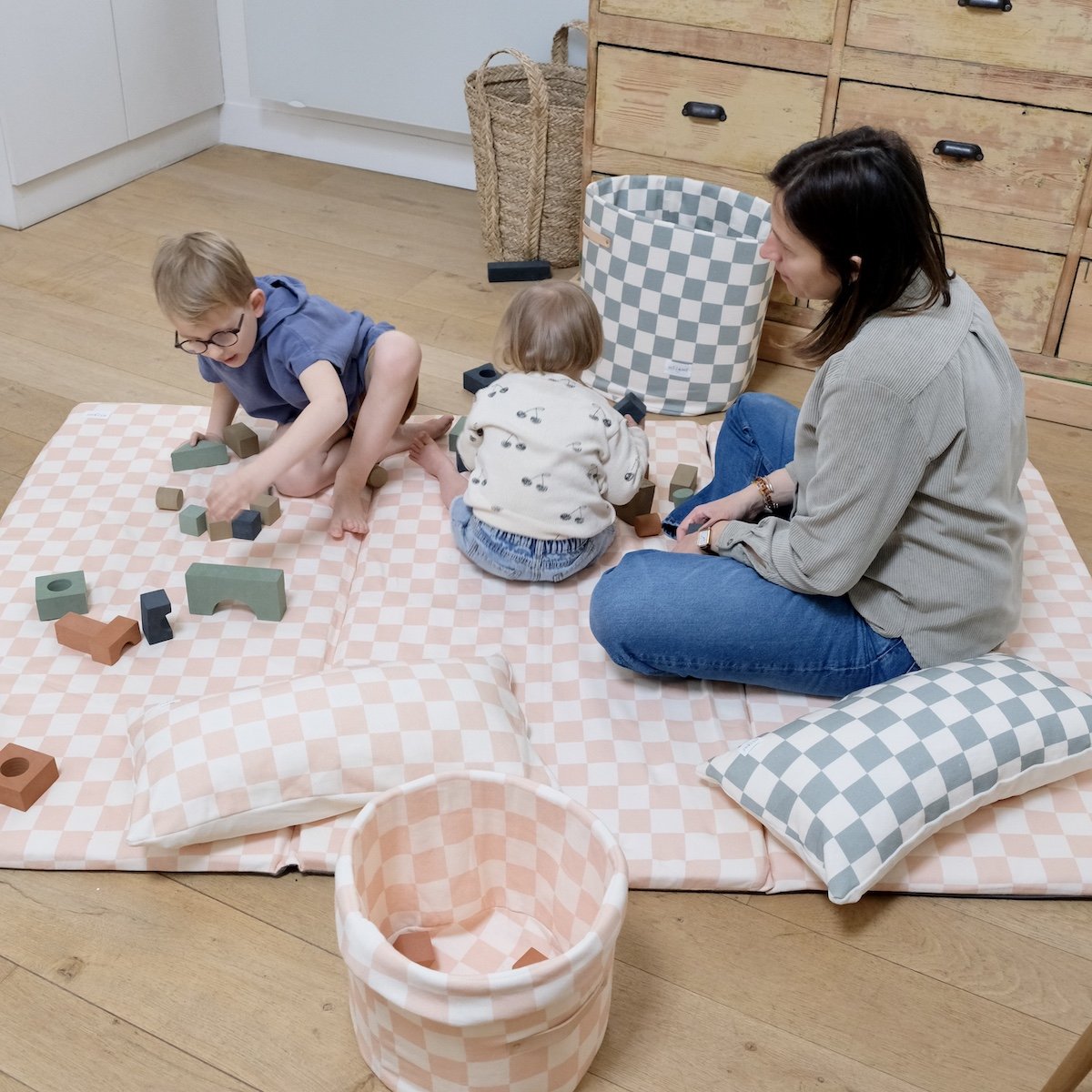 baby and toddler play mat large XXL format printed pink checkerboard