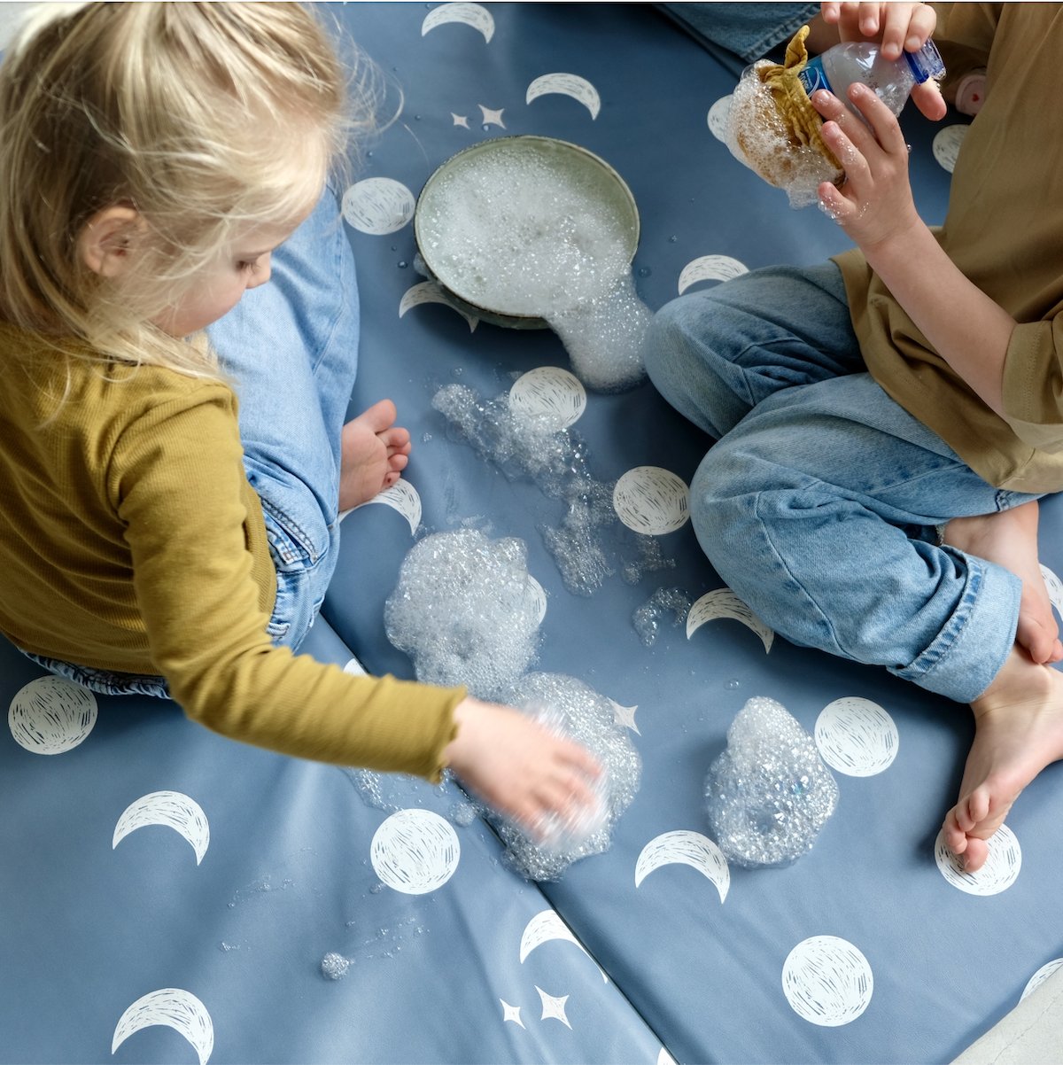 Große XXL-Spiel- und Krabbelmatte für Babys und Kinder, wasserdicht, mit blauem Mondprint To the Moon