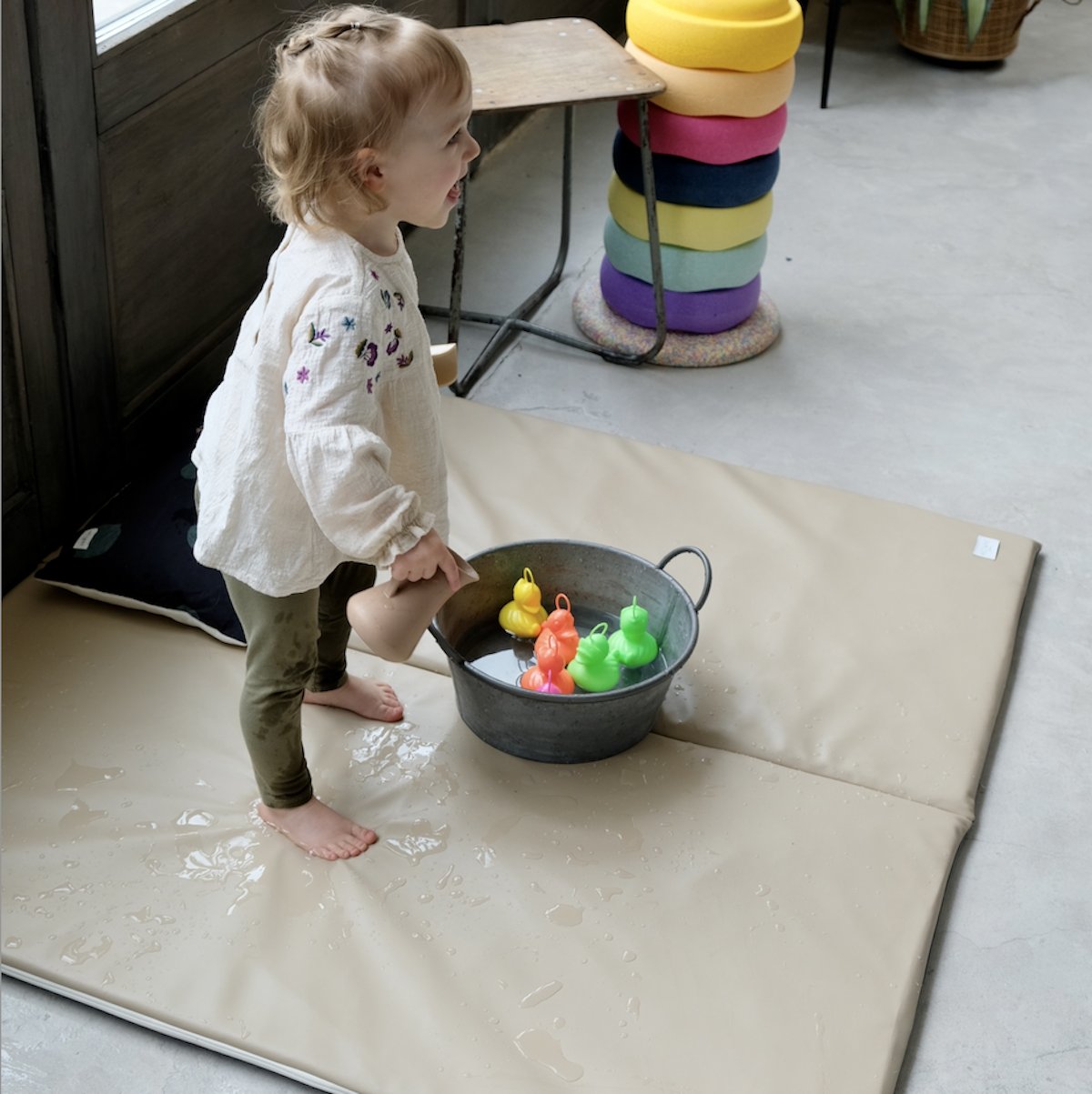 waterdicht speelkleed motoriek en spel baby kind 
waterdicht effen beige 