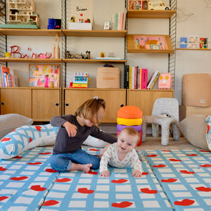 verlengstuk speelmat motoriek spel rustmoment maxi-formaat king size xxl collab Mathilde Cabanas motief hart mond kusjes