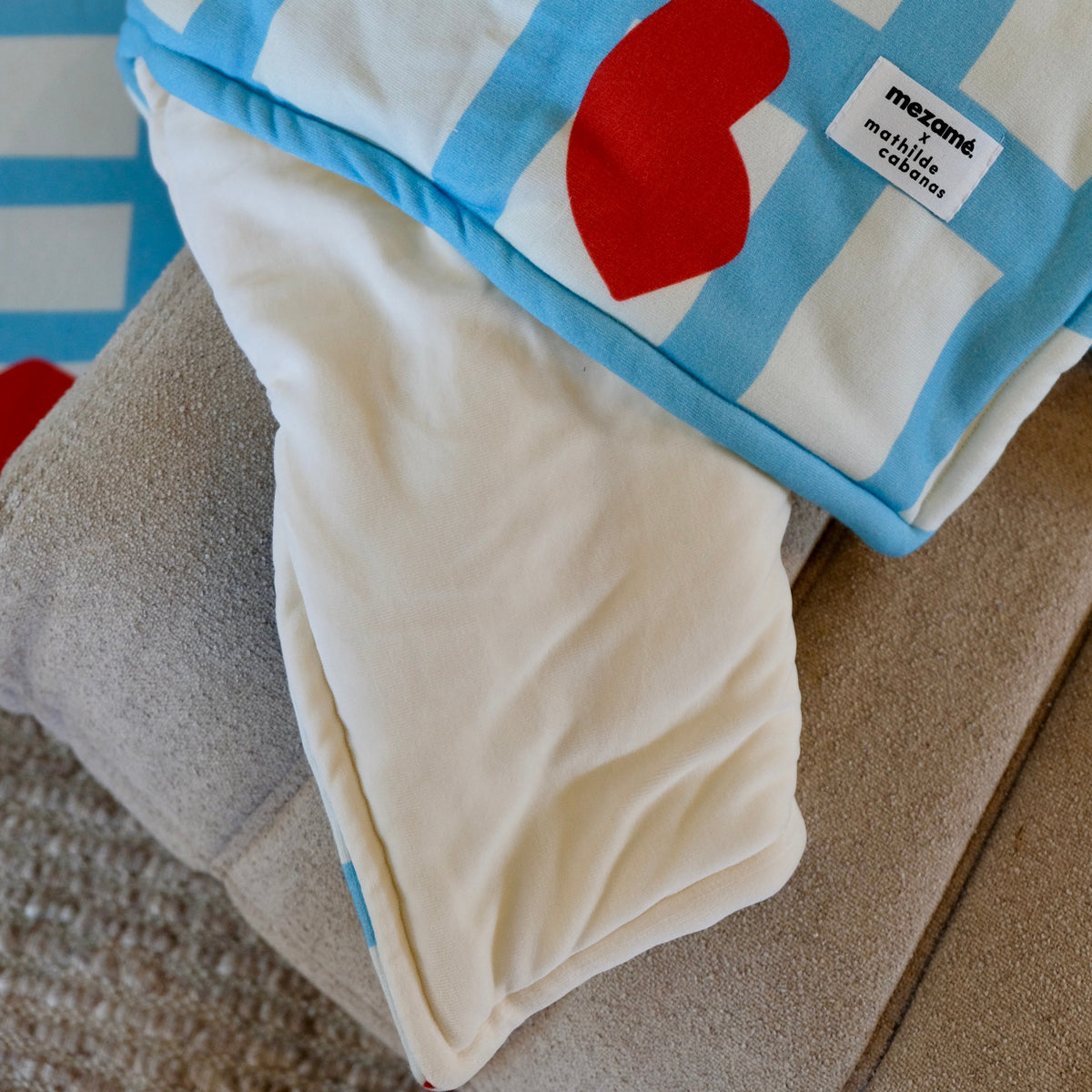 super soft cosy fleece-effect blanket collab mathilde cabanas kisses lips 