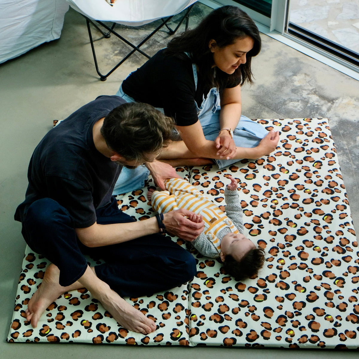Spiel- und Motorikmatte Leopard Komfort auf Kinderhöhe